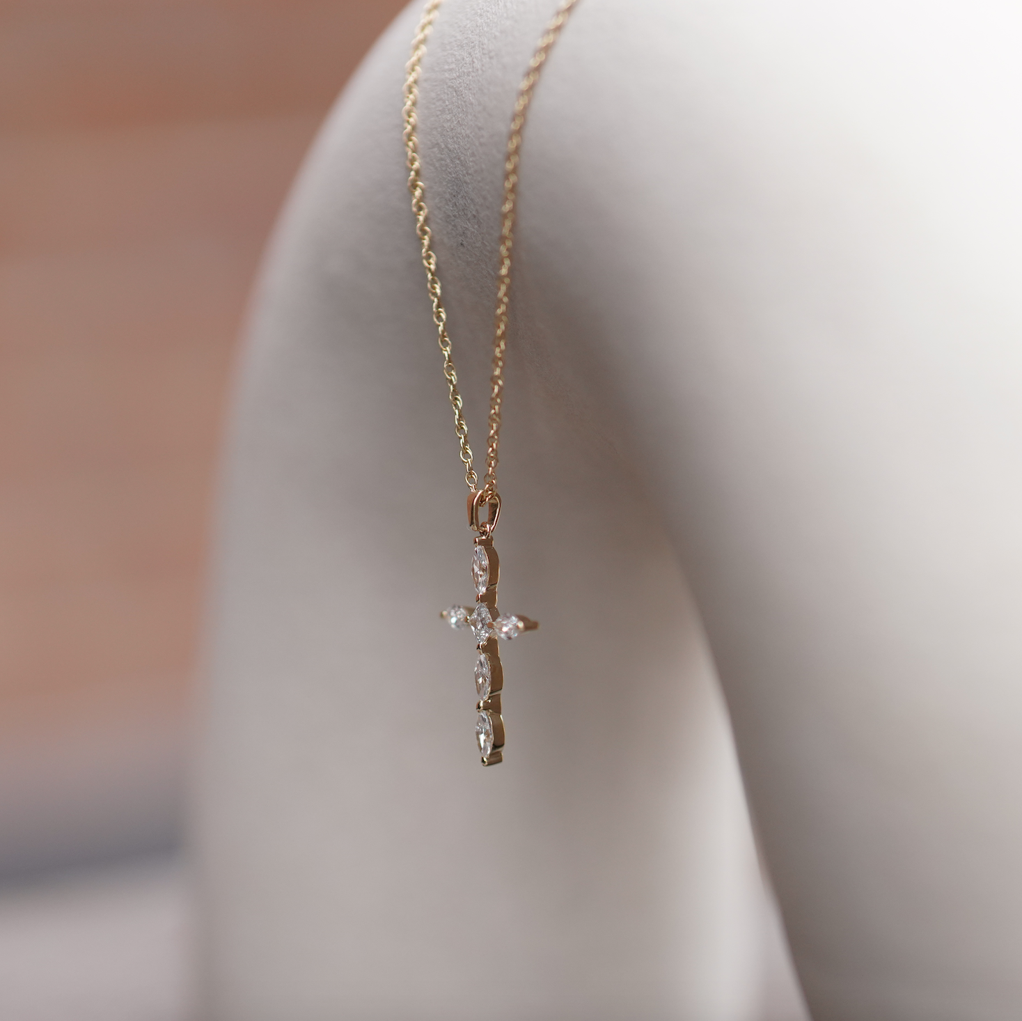 Small Naomi Cross